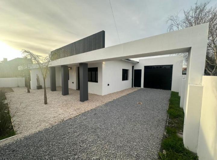 Casa · 200m² · 3 Ambientes · 4 Cocheras