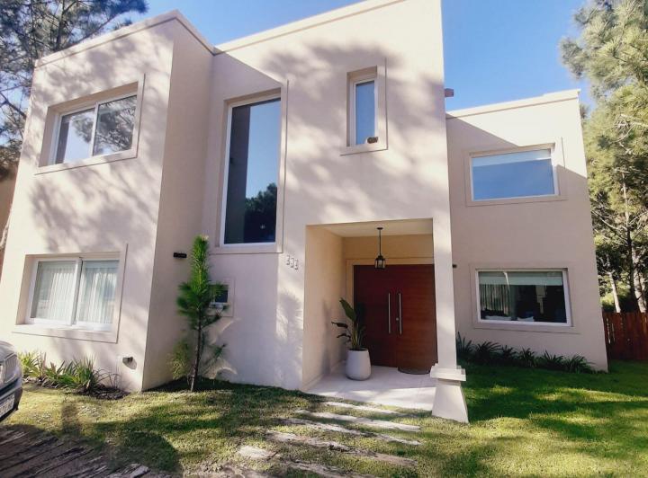 Casa · 192m² · 6 Ambientes · 2 Cocheras