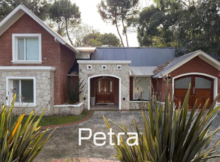 Casa · 180m² · 5 Ambientes · 1 Cochera