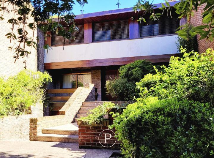 Casa · 298m² · 6 Ambientes · 2 Cocheras