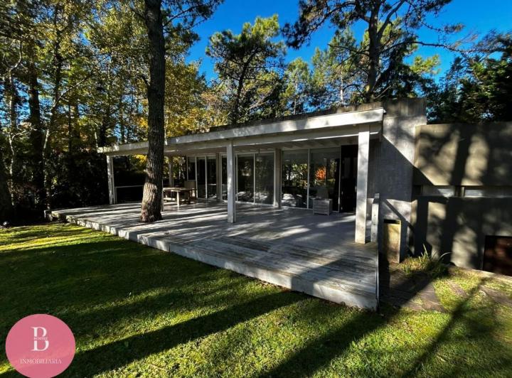 Casa · 234m² · 5 Ambientes · 1 Cochera