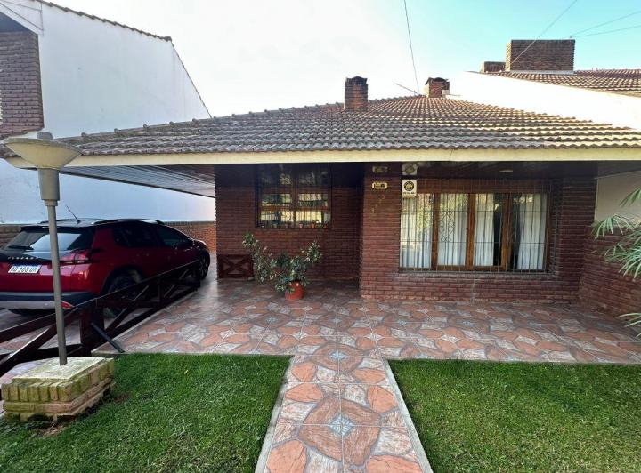Casa · 180m² · 3 Ambientes · 2 Cocheras