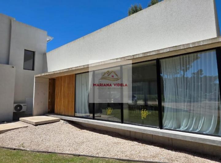 Casa · 225m² · 5 Ambientes · 2 Cocheras