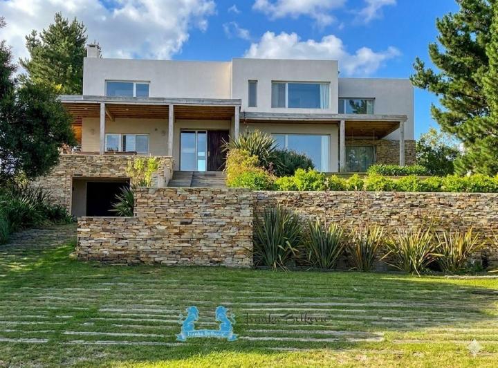 Casa · 328m² · 6 Ambientes · 1 Cochera