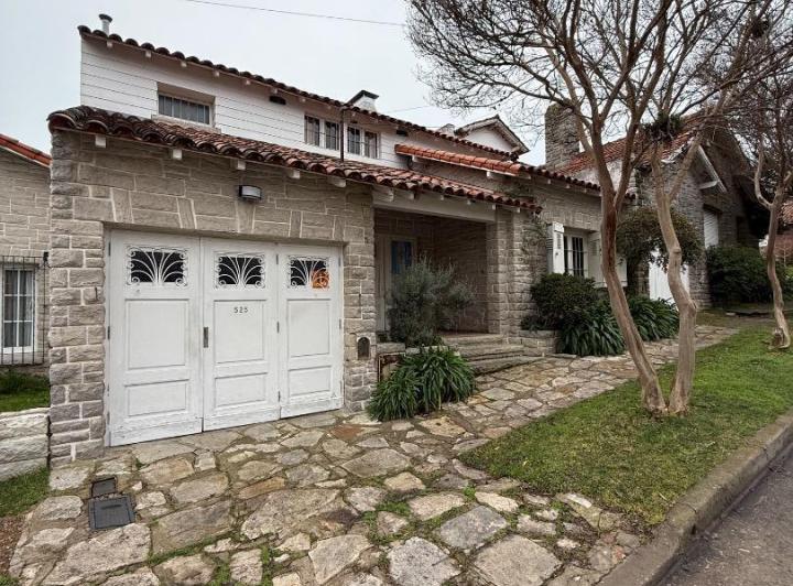 Casa · 200m² · 5 Ambientes · 1 Cochera