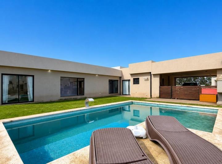 Casa · 145m² · 4 Ambientes · 2 Cocheras