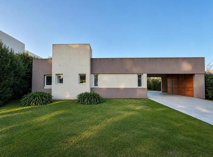 Casa · 134m² · 5 Ambientes · 2 Cocheras