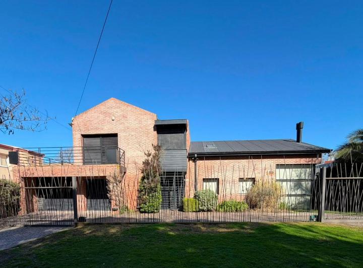 Casa · 375m² · 6 Ambientes · 2 Cocheras