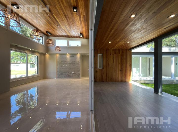 Casa · 210m² · 4 Ambientes · 1 Cochera