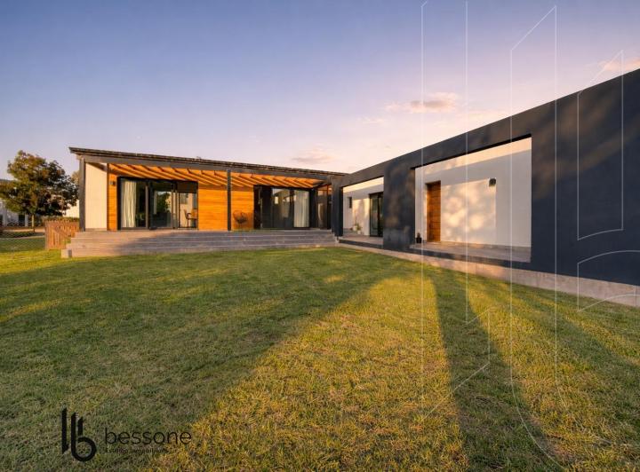 Casa · 180m² · 3 Ambientes · 2 Cocheras