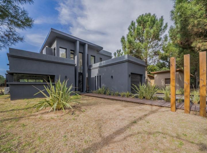 Casa · 200m² · 5 Ambientes · 1 Cochera