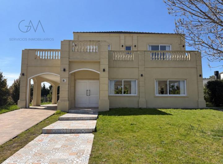 Casa · 330m² · 6 Ambientes · 2 Cocheras
