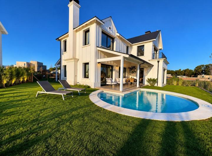 Casa · 250m² · 4 Ambientes · 4 Cocheras