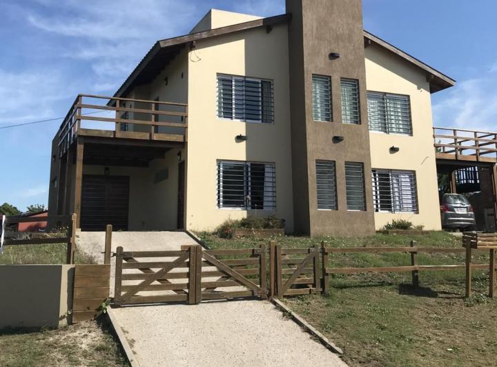 Casa · 80m² · 3 Ambientes · 2 Cocheras