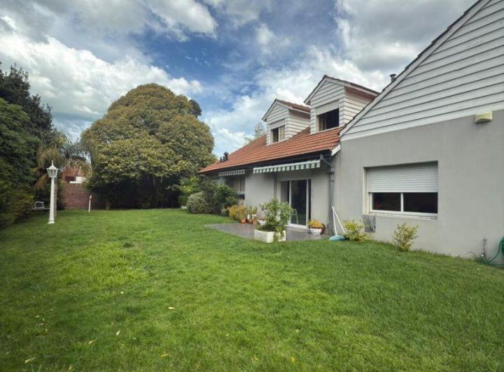 Casa · 335m² · 6 Ambientes · 2 Cocheras