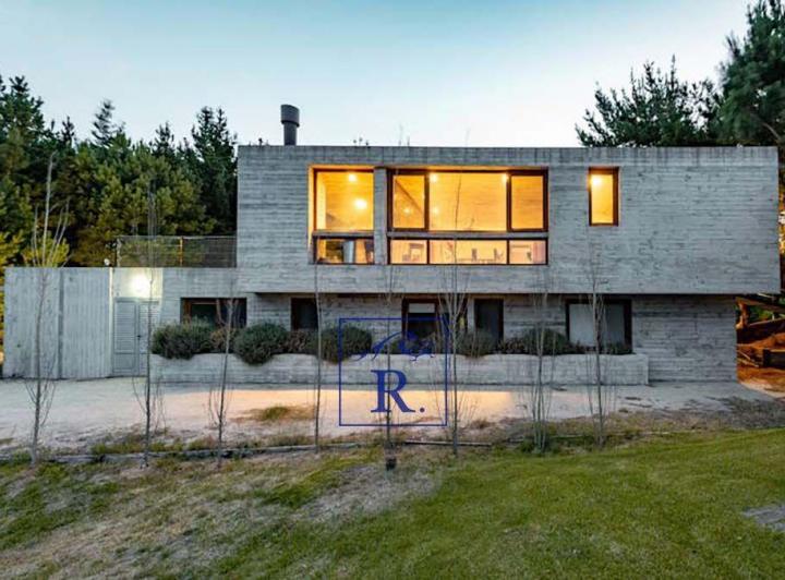 Casa · 360m² · 6 Ambientes · 1 Cochera