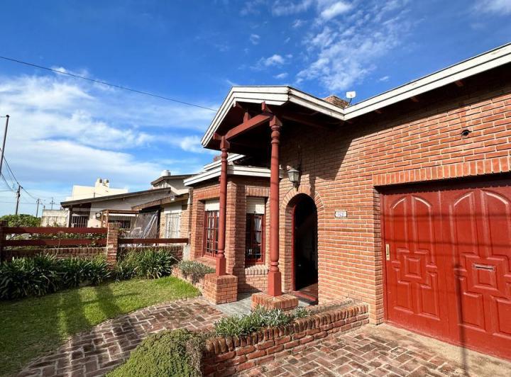 Casa · 300m² · 4 Ambientes · 1 Cochera