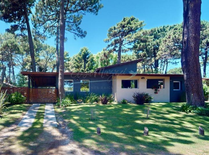 Casa · 240m² · 4 Ambientes · 1 Cochera
