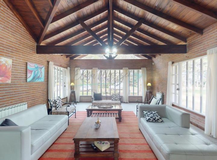 Casa · 211m² · 5 Ambientes · 1 Cochera
