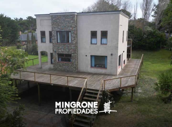 Casa · 215m² · 5 Ambientes · 2 Cocheras