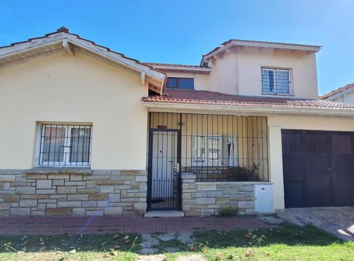 Casa · 140m² · 5 Ambientes · 2 Cocheras