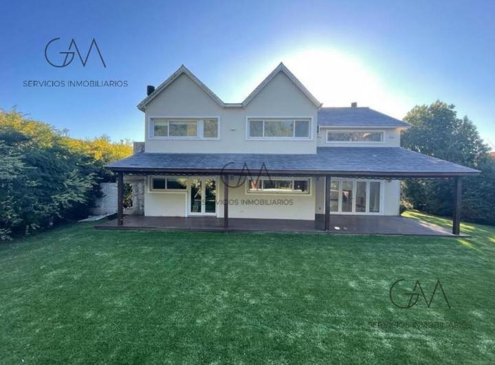 Casa · 320m² · 5 Ambientes · 2 Cocheras