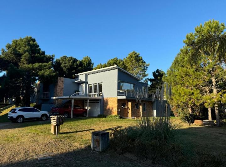 Casa · 307m² · 7 Ambientes · 2 Cocheras