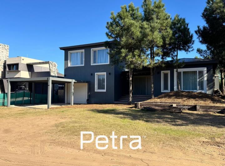 Casa · 300m² · 6 Ambientes · 1 Cochera