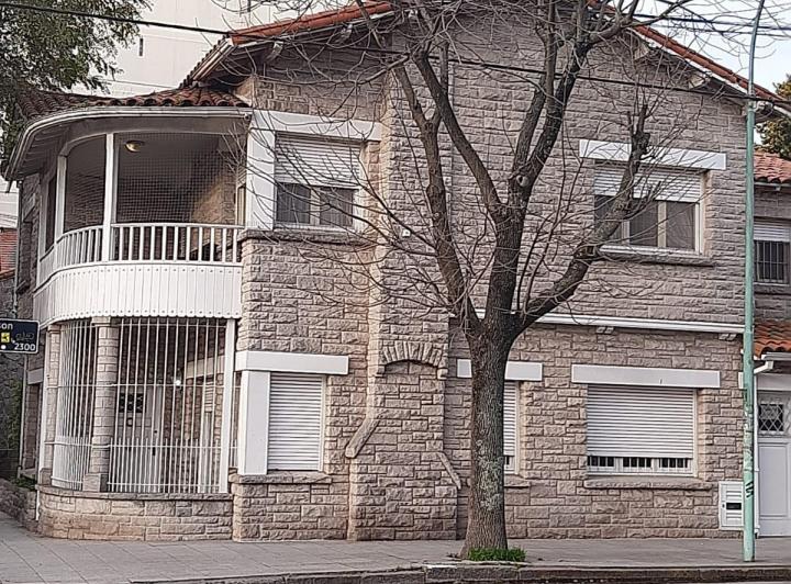 Casa · 300m² · 5 Ambientes · 2 Cocheras