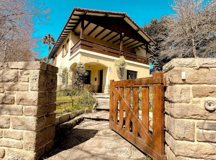 Casa · 360m² · 5 Ambientes · 2 Cocheras
