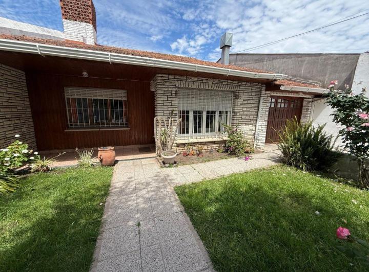 Casa · 236m² · 8 Ambientes · 1 Cochera