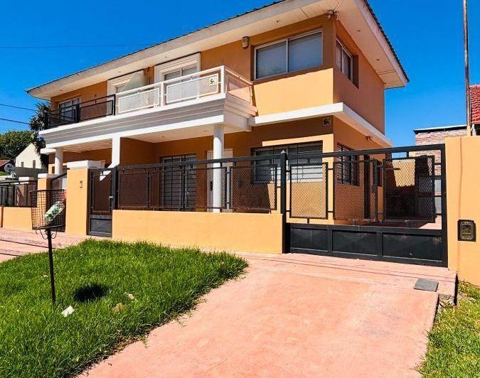 Casa · 88m² · 4 Ambientes · 2 Cocheras