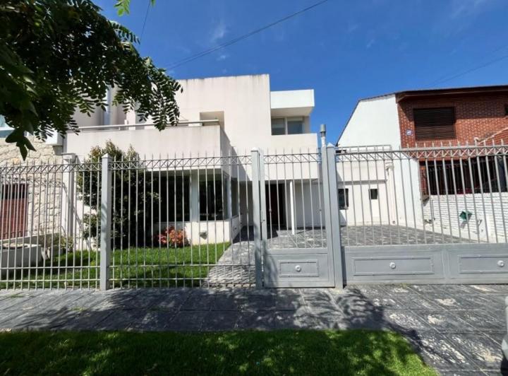 Casa · 210m² · 5 Ambientes · 2 Cocheras