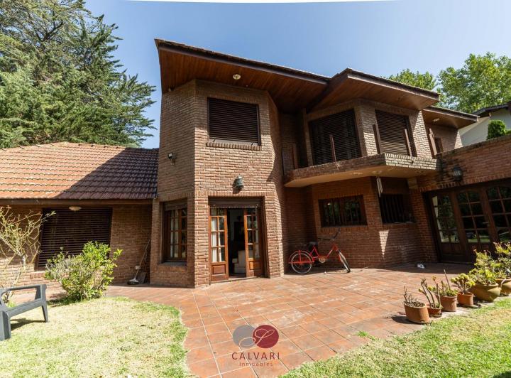 Casa · 300m² · 5 Ambientes · 2 Cocheras