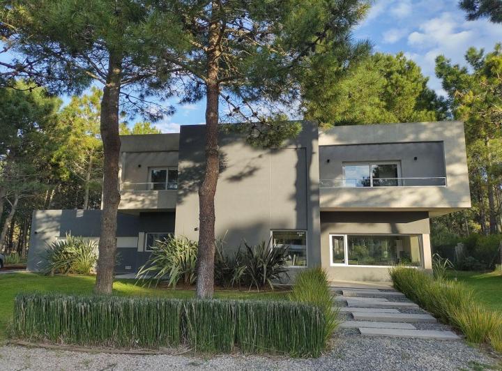 Casa · 300m² · 7 Ambientes · 1 Cochera
