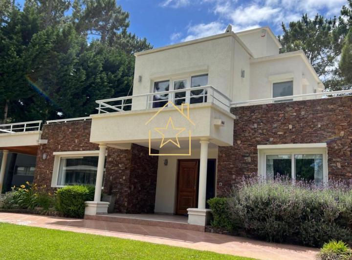 Casa · 200m² · 6 Ambientes · 2 Cocheras