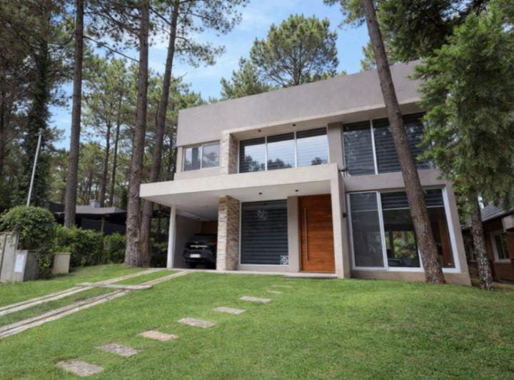 Casa · 130m² · 4 Ambientes · 1 Cochera