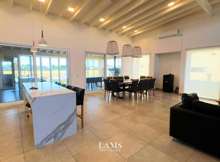 Casa · 860m² · 6 Ambientes · 1 Cochera