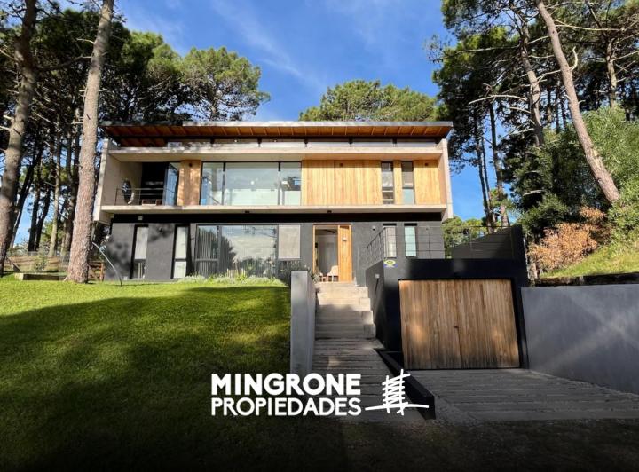 Casa · 260m² · 6 Ambientes · 1 Cochera