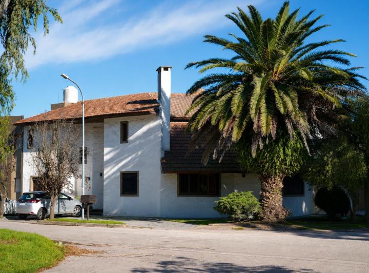 Casa · 230m² · 4 Dormitorios · 2 Cocheras