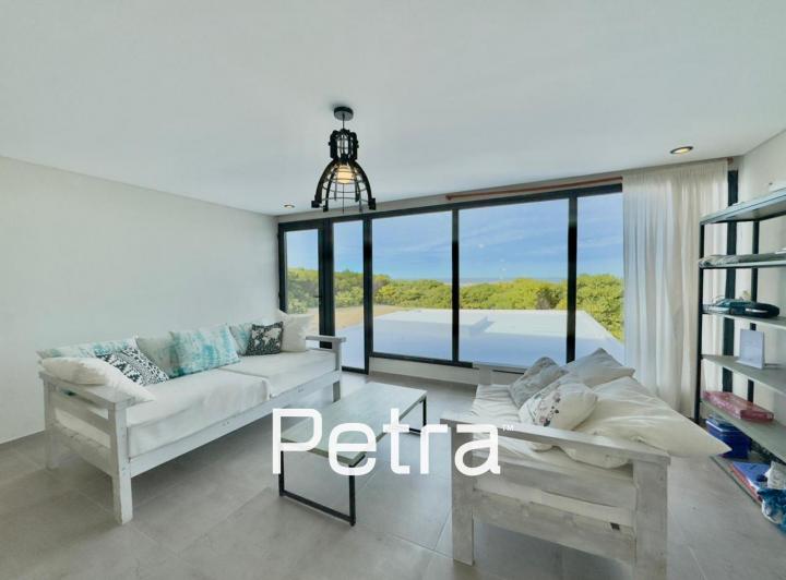 Casa · 280m² · 5 Ambientes · 4 Cocheras