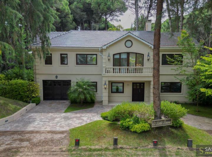 Casa · 360m² · 5 Ambientes · 1 Cochera