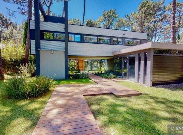 Casa · 329m² · 6 Ambientes · 1 Cochera