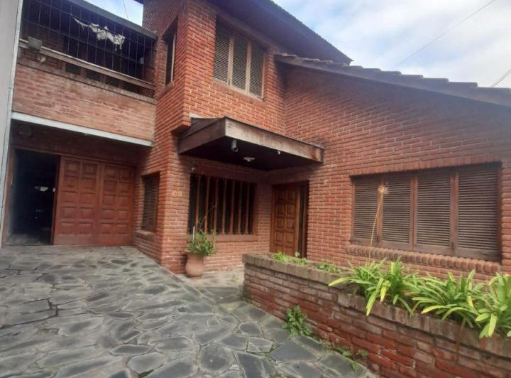 Casa · 200m² · 4 Ambientes · 2 Cocheras