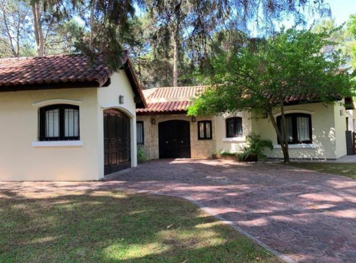 Casa · 300m² · 5 Ambientes · 1 Cochera