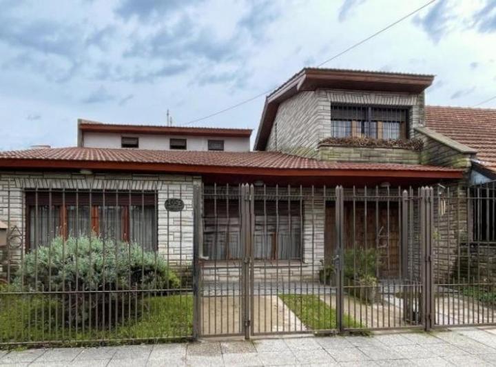 Casa · 205m² · 5 Ambientes · 1 Cochera