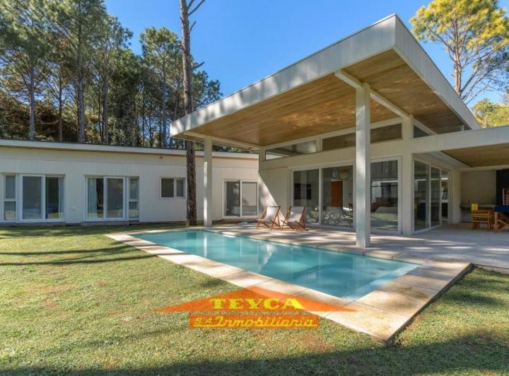 Casa · 250m² · 4 Ambientes · 1 Cochera