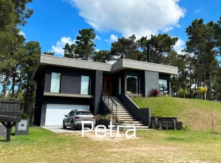 Casa · 920m² · 5 Ambientes · 4 Cocheras