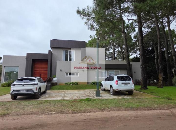 Casa · 339m² · 7 Ambientes · 4 Cocheras