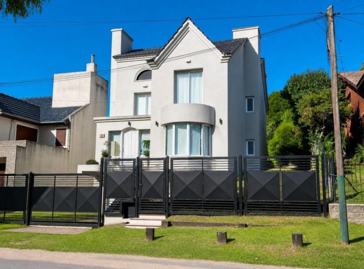 Casa · 250m² · 5 Ambientes · 1 Cochera